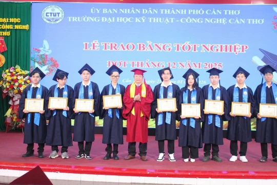 Trường ĐH Kỹ thuật - Công nghệ Cần Thơ trao bằng cho 775 tân cử nhân, kỹ sư