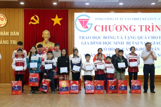 Trao học bổng, quà Tết cho học sinh bị TNGT và hoàn cảnh khó khăn ở Quảng Trị