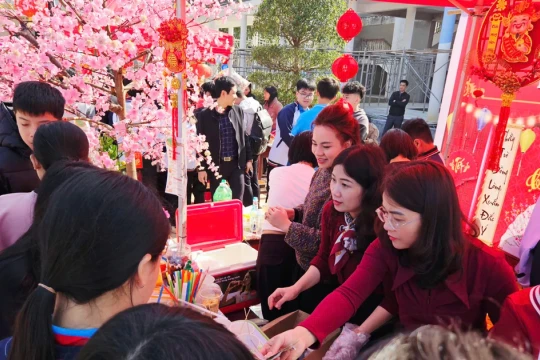 Hội chợ Xuân gây quỹ sẻ chia Tết cho hoàn cảnh khó khăn