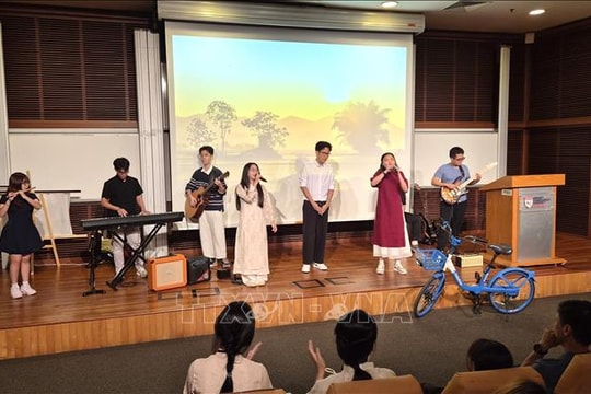 Quỹ Đồng Hành Singapore 'tiếp nhiên liệu' cho sinh viên Việt Nam vượt khó