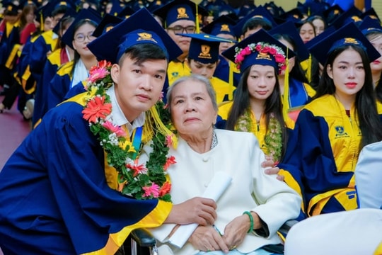 Chàng tân dược sĩ cõng mẹ lên bục nhận bằng xuất sắc gây xúc động