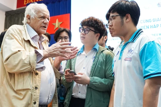 Sinh viên Bách khoa khám phá hành trình vũ trụ cùng GS Jean-Pierre Luminet