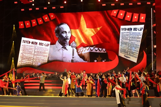 Hùng tráng Chương trình nghệ thuật 'Ánh sáng niềm tin và khát vọng' chào mừng thành công Đại hội XIV