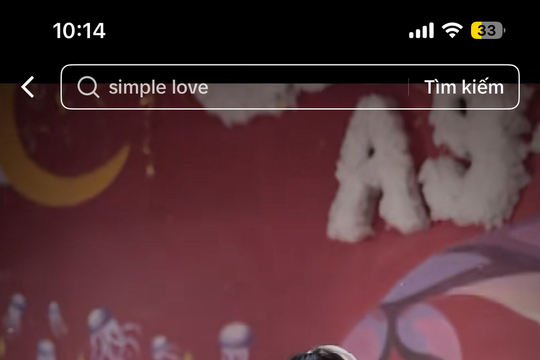 Nữ sinh gây tranh cãi khi mặc trang phục phản cảm chụp ảnh kỷ yếu trong lớp