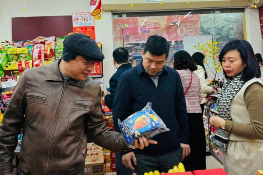 Hà Nội: Phát hiện thực phẩm hết hạn để chung kho hàng tại một siêu thị