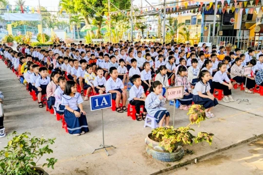 Học sinh được tuyên truyền pháp luật, nhận quà từ Cảnh sát đường thủy