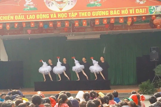 Học sinh vùng cao hào hứng thưởng thức nghệ thuật múa rối truyền thống