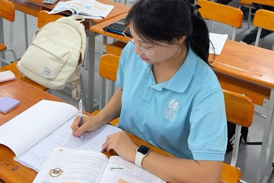 Mơ ước được vào trường y, mẹ hai con vừa kinh doanh vừa học lại lớp 10