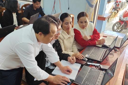 Theo chân thầy giáo mang AI lên đại ngàn Trường Sơn