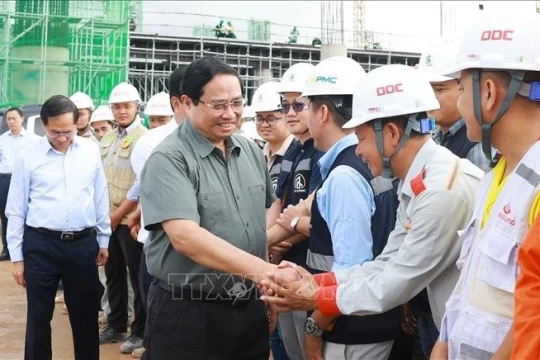 Thủ tướng kiểm tra các dự án trọng điểm phục vụ APEC tại Phú Quốc