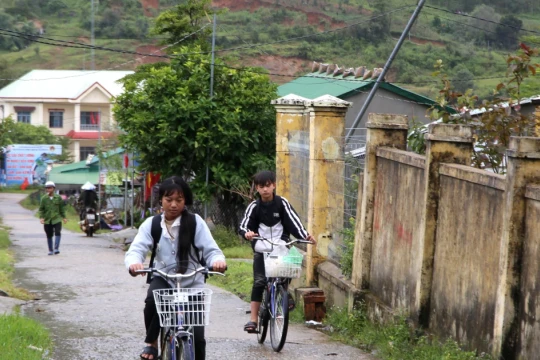 Chắp cánh ước mơ cho học sinh vùng khó: Bắc nhịp cầu đến trường