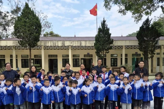 Hàng nghìn áo ấm đến với trẻ mầm non và học sinh vùng biên Thanh Hóa