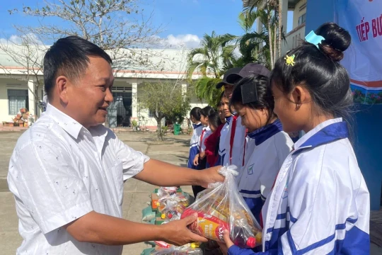 Chắp cánh ước mơ cho học sinh vùng khó: Giữ chân học trò bằng bữa ăn và yêu thương