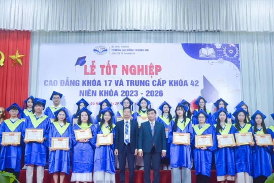 Đà Nẵng: Trường CĐ Thương mại trao bằng tốt nghiệp và kết nối việc làm cho sinh viên