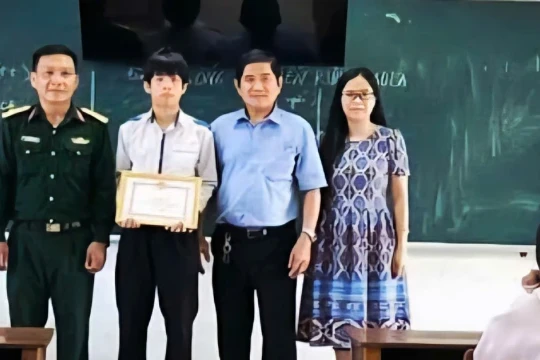 Biểu dương học sinh Đắk Lắk kịp thời sơ cứu phi công sau vụ rơi máy bay