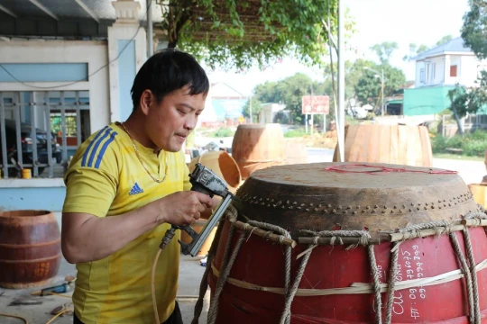 Làng nghề làm trống nức tiếng xứ Nghệ hối hả vào vụ Tết