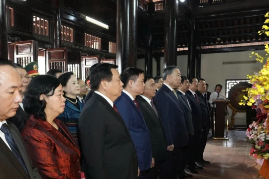 Tổng Bí thư Tô Lâm dâng hương tưởng niệm Chủ tịch Hồ Chí Minh và các Anh hùng liệt sĩ