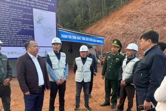 Chủ tịch Tuyên Quang kiểm tra tiến độ xây dựng trường học liên cấp vùng biên