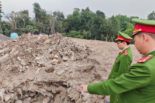 Thủ đoạn tinh vi của đường dây 'biến' đất nông nghiệp thành bãi thải lậu