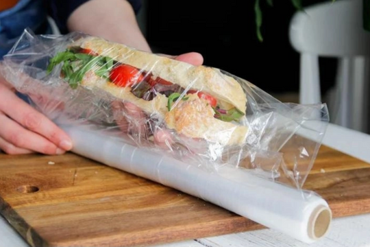 Bọc màng thực phẩm khi quay trong lò vi sóng có an toàn?