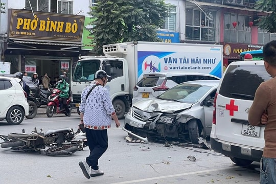 Ô tô con tông liên hoàn trên phố Hà Nội, 3 người bị thương
