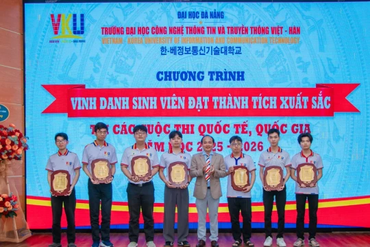 Hàng trăm sinh viên xuất sắc được Đại học Đà Nẵng vinh danh
