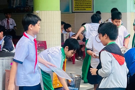 Phụ huynh vào trường kiểm tra đột xuất bữa ăn của con, phải báo trước?