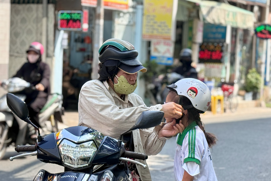 Phụ huynh ở TPHCM tất tả đưa con về ăn trưa sau vụ Sago Food