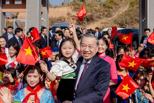 Tổng Bí thư Tô Lâm dự lễ khánh thành trường nội trú liên cấp tại Điện Biên