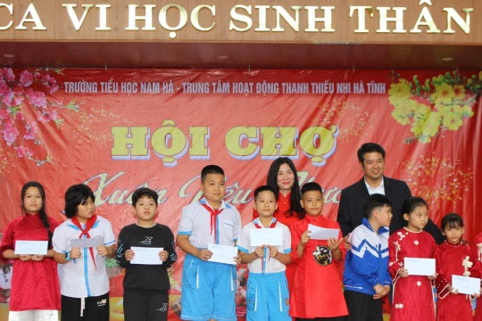 Hội chợ Xuân gieo mầm yêu thương cho học sinh