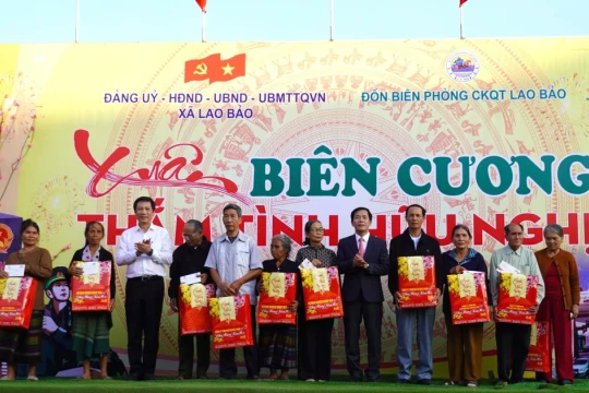 Mang 'Xuân yêu thương' đến với người dân, học sinh Quảng Trị