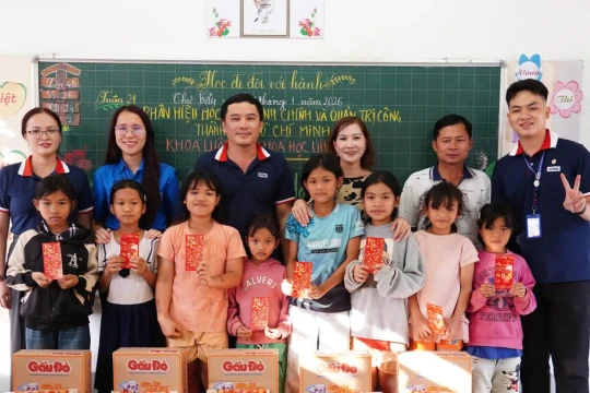 Trao hơn 70 phần quà Tết cho người dân, học sinh tại vùng biên Đăk Ơ