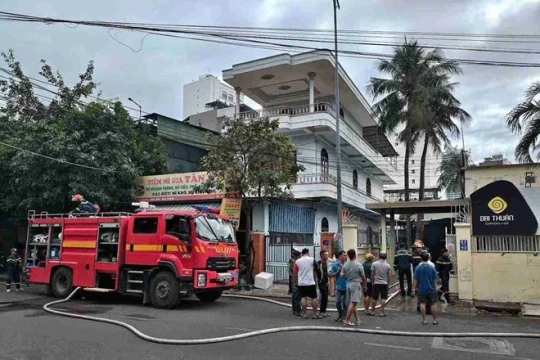 Cháy lớn thiêu rụi toàn bộ kho hàng một công ty ở Nha Trang
