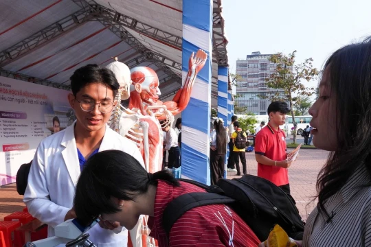 Hơn 4.000 học sinh tham gia tư vấn, hướng nghiệp tại Trường ĐH Cửu Long