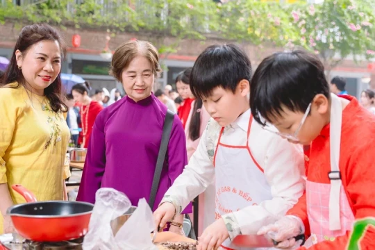 Giáo dục học sinh lòng biết ơn và sự sẻ chia từ hội chợ xuân