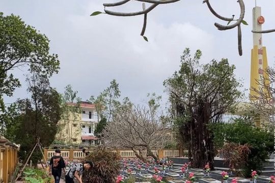 Nhiều học sinh chưa ngoan ở Quảng Trị tham gia quét dọn, vệ sinh Nghĩa trang Liệt sĩ