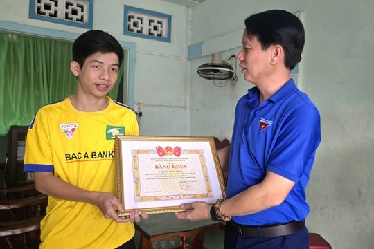 Tặng Bằng khen nam sinh sơ cứu cho phi công trong vụ rơi máy bay