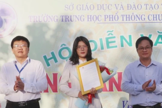 Chủ tịch UBND tỉnh Trần Trí Quang chúc mừng hai học sinh xuất sắc của Vĩnh Long