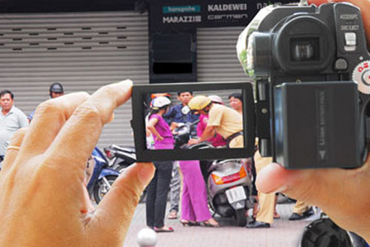 Tin đồn 'đề xuất phạt 5 triệu đồng người tự ý quay CSGT làm việc' là bịa đặt