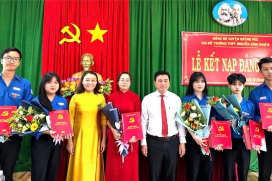 Hành trình từ 'hạt giống đỏ' đến đảng viên vừa 'hồng' vừa 'chuyên'