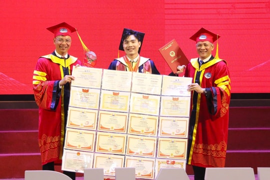 Nam sinh thủ khoa mang 'bộ sưu tập' 22 giấy khen lên nhận bằng tốt nghiệp