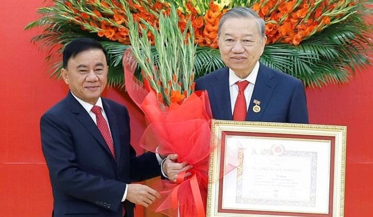 Trao Huy hiệu 45 năm tuổi Đảng tặng Tổng Bí thư Tô Lâm