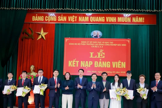 Thêm 22 giảng viên, sinh viên Bắc Ninh vinh dự đứng trong hàng ngũ của Đảng
