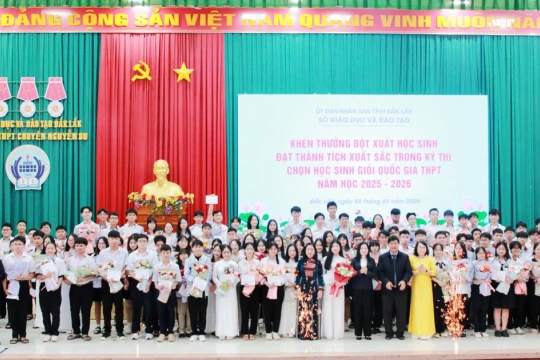 Đắk Lắk khen thưởng đột xuất học sinh giỏi quốc gia