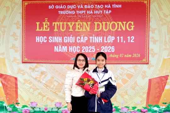 Nghị lực đưa nữ sinh lên ngôi thủ khoa học sinh giỏi Văn cấp tỉnh