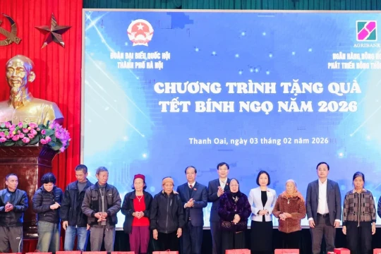 Bộ trưởng Nguyễn Kim Sơn tặng quà Tết các gia đình đặc biệt khó khăn ở xã Thanh Oai