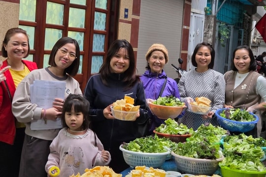 Cả ngõ ở Hà Nội nấu 12 mâm cỗ ăn tất niên, dựng sân khấu hát karaoke