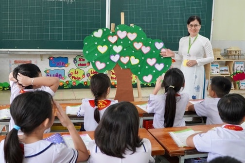 Hiệu trưởng từng bị khiển trách có được giữ chức khi sắp xếp lại trường?