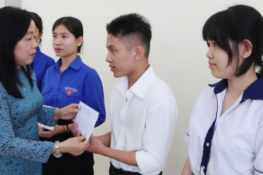 Hàng trăm triệu đồng tiếp sức học sinh Vĩnh Long vượt khó đến trường