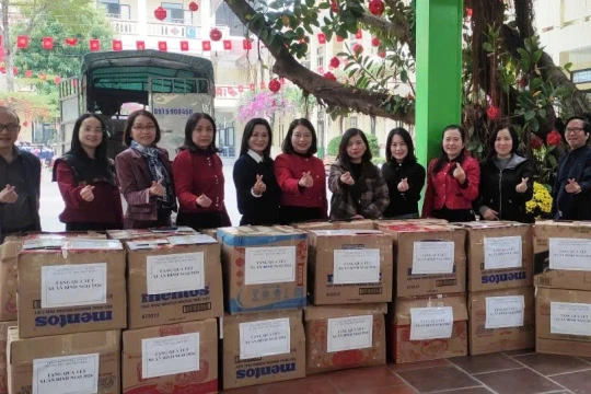 Hàng trăm suất quà Tết đến với trẻ mầm non, bệnh nhân nghèo vùng biên Thanh Hóa